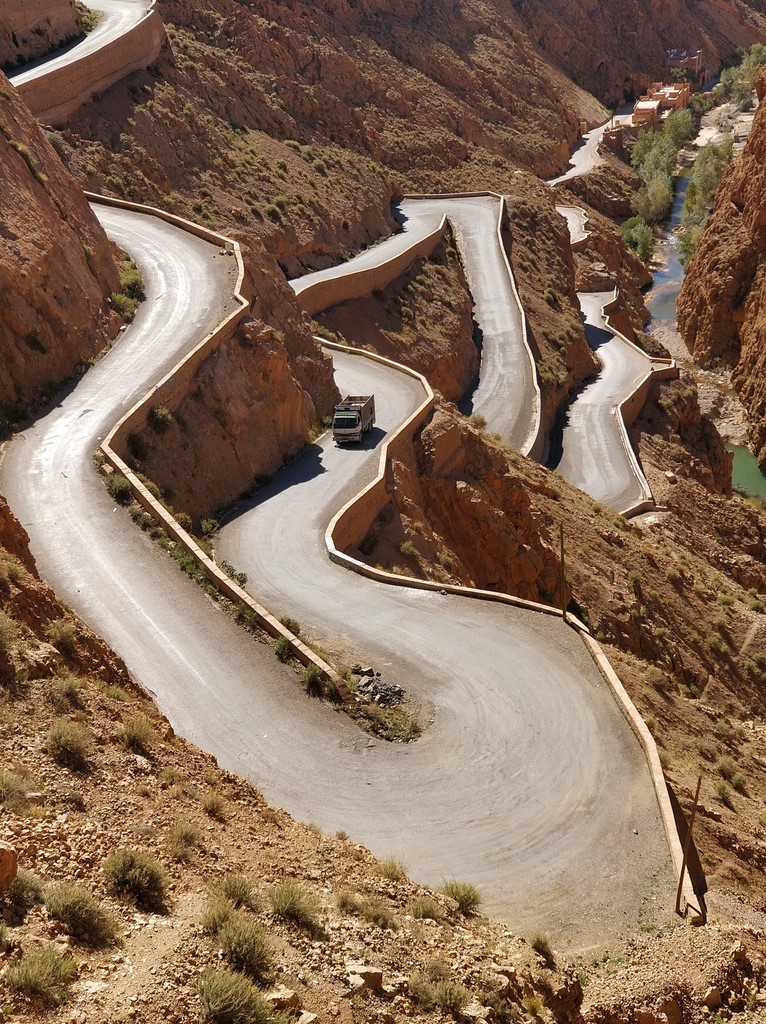 tortueuse est la route. Sud Maroc